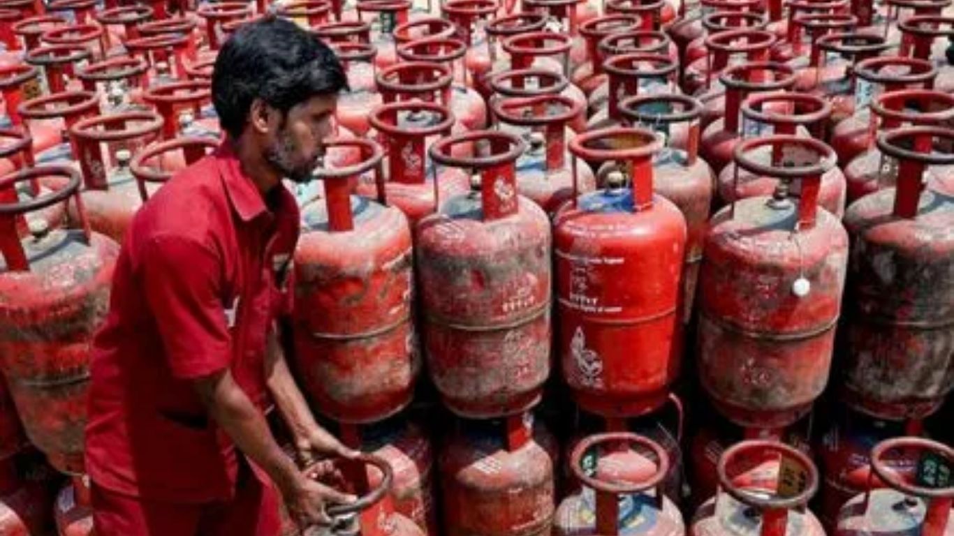 LPG Crisis : गैस एजेंसी में बड़ा फर्जीवाड़ा, उपभोक्ता को लगाया डबल चूना; जानिये पूरा अपडेट