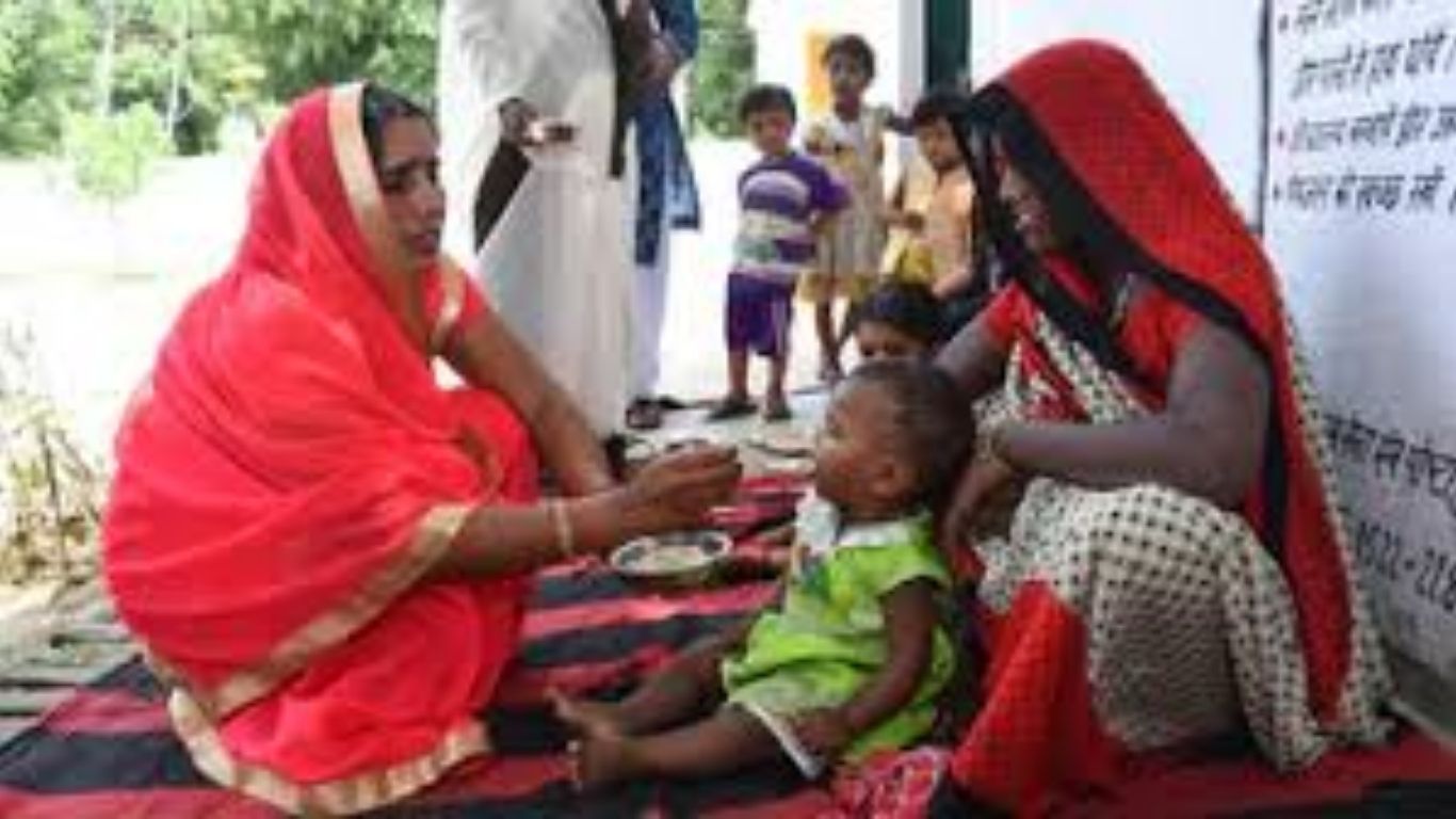 UP News: आखिर क्यों सीएम योगी ने आंगनबाड़ी कार्यकत्रियों को बांटे स्मार्टफोन? जानें पूरी वजह