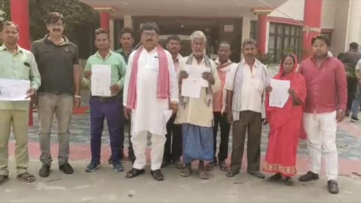 दलितों और मुसहरों के साथ सोहगी बरवा में भयानक अत्याचार, किसानों की खड़ी फसल को जबरन ट्रेक्टर चला किया बर्बाद