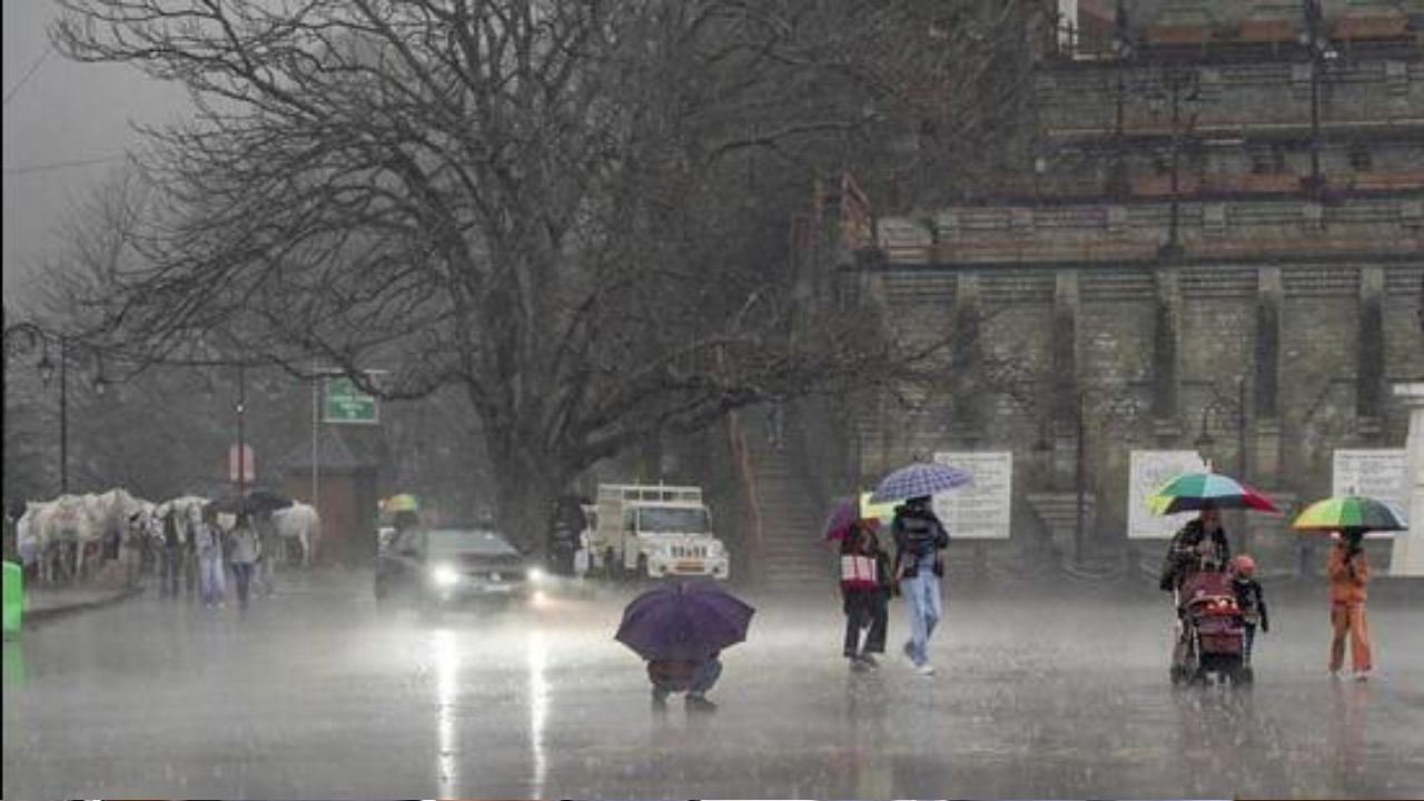 सोमवार को हिमाचल प्रदेश के ऊंचे पहाड़ी इलाकों में हल्की बर्फबारी जारी रही। इस दौरान, Keylong में 2 सेंटीमीटर बर्फबारी हुई, जबकि कुछ मध्यम और निचले पहाड़ी इलाकों में रुक-रुककर बारिश हुई। बर्फबारी से पर्यटन उद्योग में उम्मीदें बढ़ गई हैं, क्योंकि उन्हें पर्यटकों की भारी आमद की उम्मीद है।