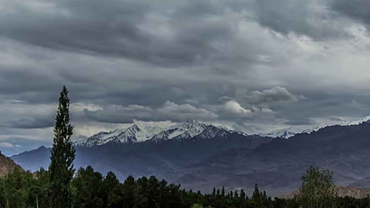 उत्तरी और मध्य भारत के कई हिस्सों में, बिजली कड़कने और गरज के साथ हल्की से मध्यम बारिश का सिलसिला जारी रहने की संभावना है। अरुणाचल प्रदेश, असम, मेघालय, राजस्थान, हरियाणा, चंडीगढ़, दिल्ली, हिमाचल प्रदेश, कर्नाटक, गोवा, मध्य प्रदेश, पंजाब, तेलंगाना और उत्तर प्रदेश में 30-40 किमी/घंटा की रफ़्तार से तेज़ हवाएं चलने की उम्मीद है। इसके अलावा, बिजली गिरने की भी संभावना है। तमिलनाडु, पुडुचेरी और कराईकल में बिजली कड़कने और गरज के साथ हल्की बारिश हो सकती है। इन इलाकों में तापमान में थोड़ी गिरावट दर्ज की जा सकती है, हालांकि दिन के समय गर्मी का एहसास बना रहेगा।
