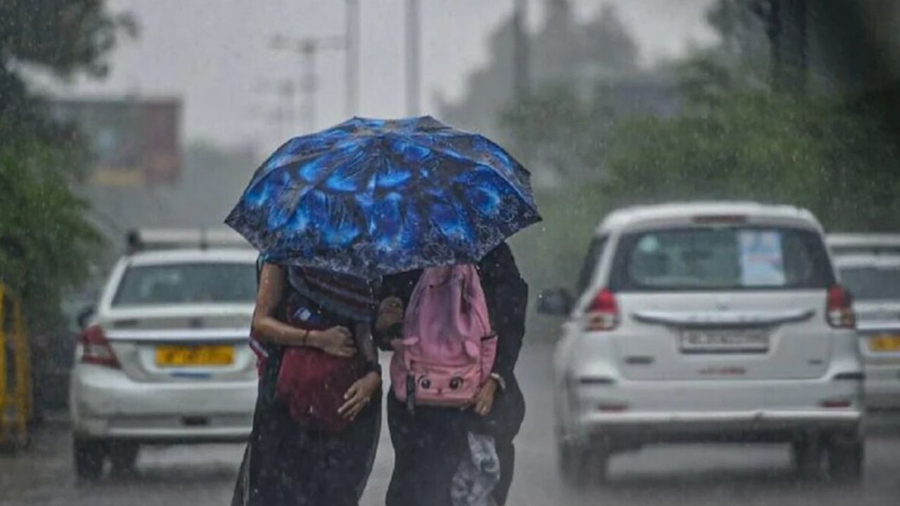 मंगलवार और बुधवार को उत्तरी और पूर्वी भारत में तूफानी मौसम के कारण भारी तबाही मचने की आशंका है। बिहार, छत्तीसगढ़, झारखंड, महाराष्ट्र, ओडिशा, पश्चिम बंगाल और सिक्किम में कहीं-कहीं ओले गिरने का अनुमान है। इसके अलावा, बिजली कड़कने के साथ-साथ आंधी-तूफान आने की भी प्रबल संभावना है। बिहार और पश्चिम बंगाल में 50-60 किमी/घंटा की रफ़्तार से तेज़ हवाएं चलने की उम्मीद है, जिससे फसलों और संपत्ति को नुकसान पहुंच सकता है। आंध्र प्रदेश, छत्तीसगढ़, झारखंड, केरल, महाराष्ट्र, ओडिशा और उत्तराखंड के लिए बिजली गिरने और 40-50 किमी/घंटा की रफ़्तार से तेज़ हवाएं चलने की चेतावनी जारी की गई है।