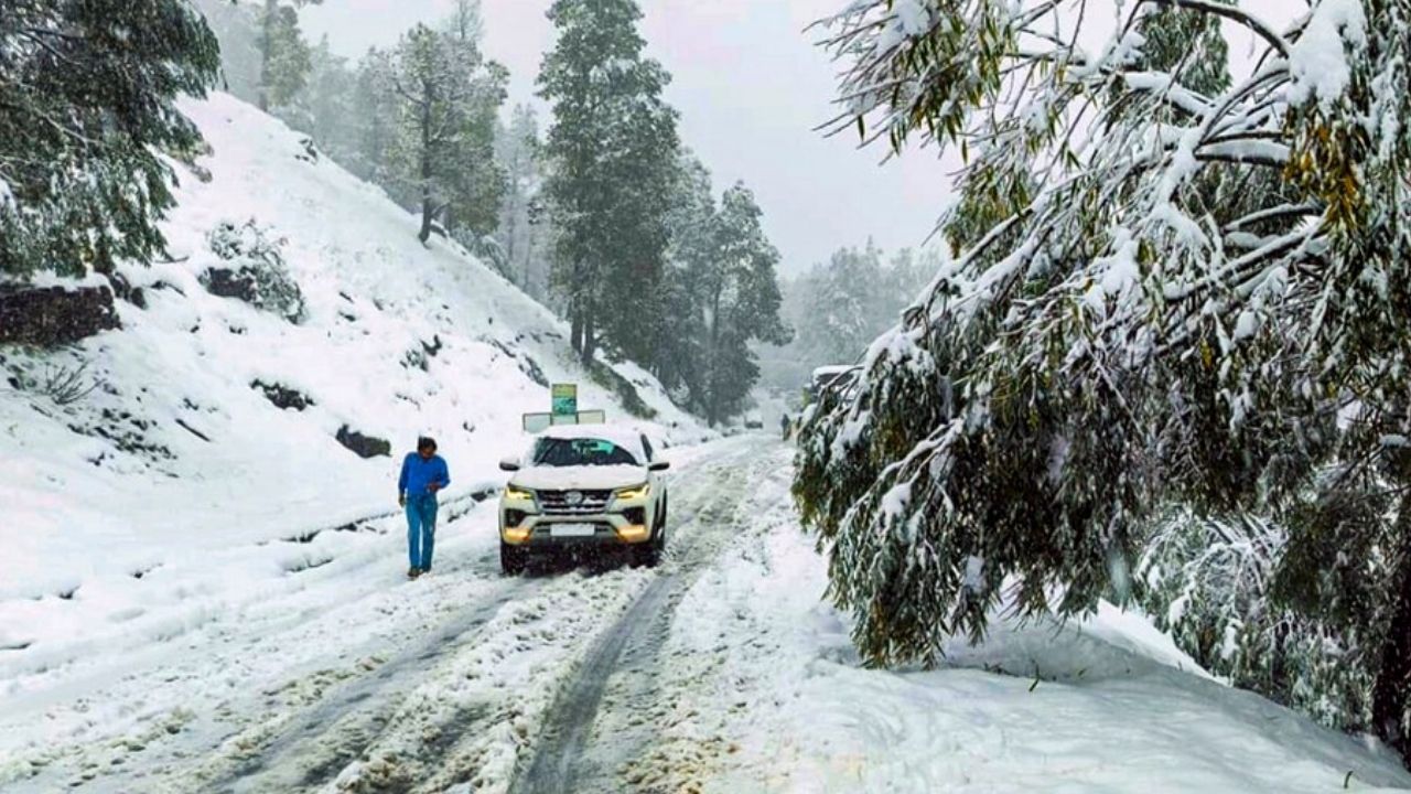 New Delhi:   मंगलवार और बुधवार को उत्तरी और पूर्वी भारत में तूफानी मौसम के कारण भारी तबाही मचने की आशंका है। बिहार, छत्तीसगढ़, झारखंड, महाराष्ट्र, ओडिशा, पश्चिम बंगाल और सिक्किम में कहीं-कहीं ओले गिरने का अनुमान है। इसके साथ ही, बिजली कड़कने के साथ-साथ आंधी-तूफान आने की भी संभावना है।