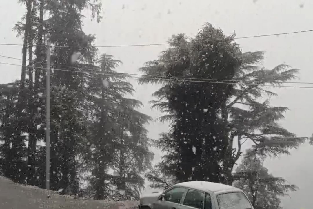 Dehradun Weather Update: विकासनगर में मौसम ने बदला मिजाज, ऊंची चोटियों पर जमकर बर्फबारी