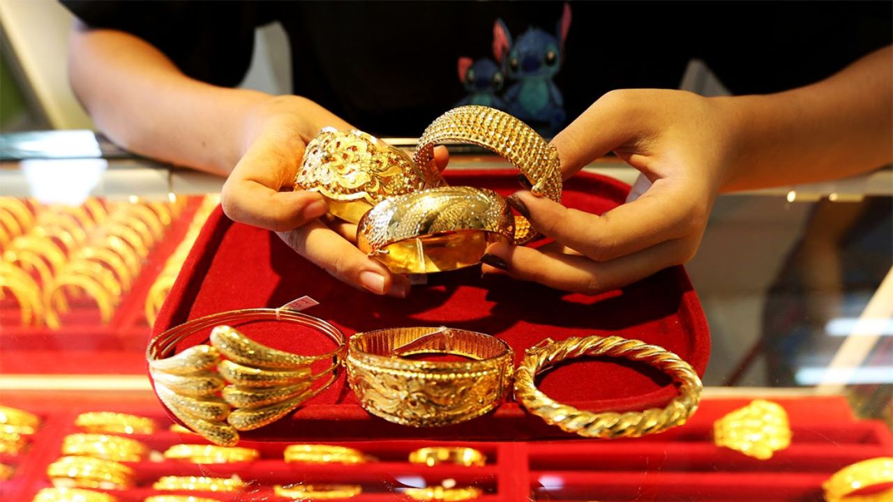 इन दिनों सोने और चांदी के दाम में उतार-चढ़ाव हो रहा है, जिससे इन्वेस्टर परेशान हैं। इंटरनेशनल मार्केट में भी सोने और चांदी के दाम में उतार-चढ़ाव हो रहा है। तो, चलिए आज उत्तर प्रदेश के बड़े शहरों में सोने और चांदी के लेटेस्ट दाम जानते हैं।