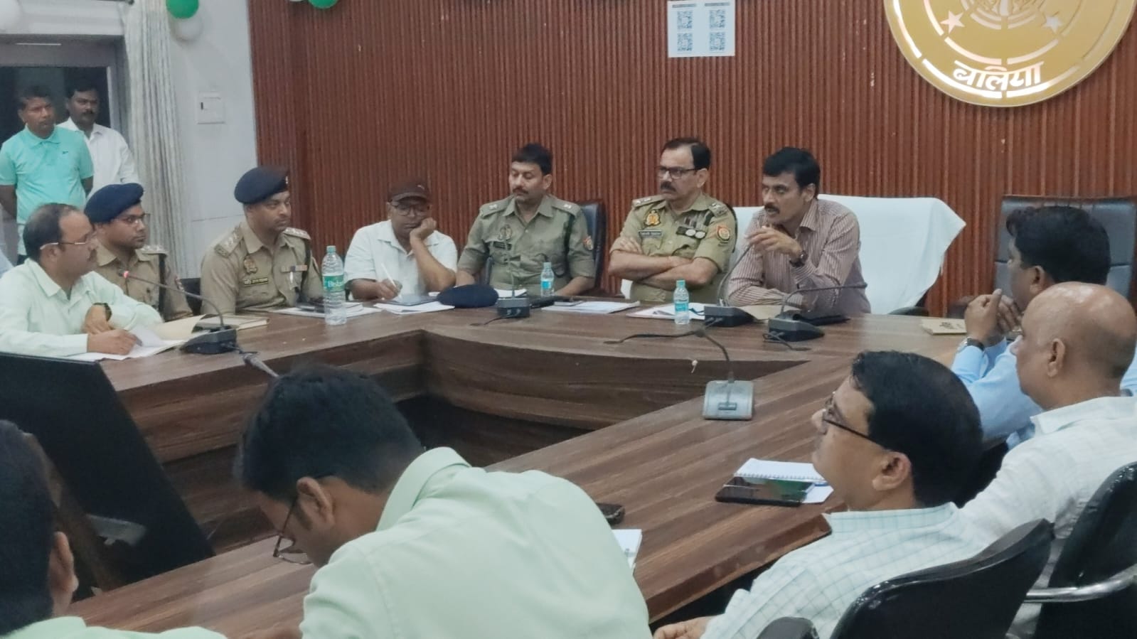 Ballia News: आखिर बलिया में क्यों बंद हुए साइबर कैफे? DM के आदेश से बढ़ी हलचल