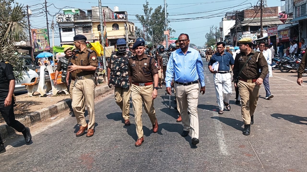 होली पर सुरक्षा का सख्त पहरा, थाना श्यामदेऊरवा में डीएम-एसपी की पैदल गश्त, ड्रोन से हर गतिविधि पर नजर