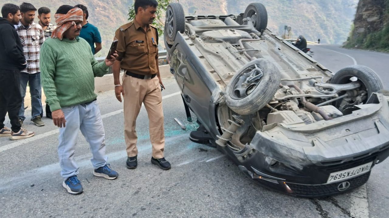 Rudraprayag: पहाड़ की सड़क पर बड़ा हादसा! कार पलटते ही मची अफरा-तफरी
