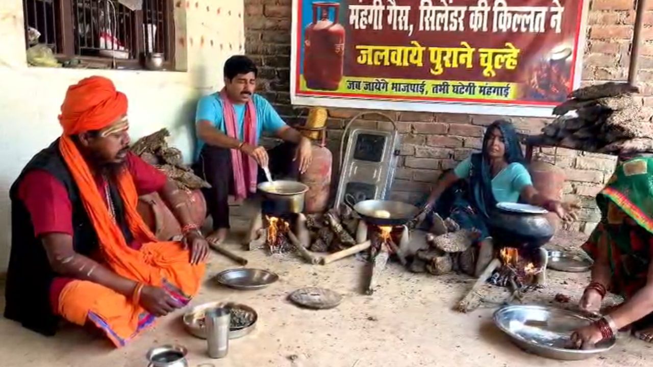 लकड़ी और कंडों से जला चूल्हा! अमेठी में सपा नेता का प्रदर्शन, जानिये पूरा मामला