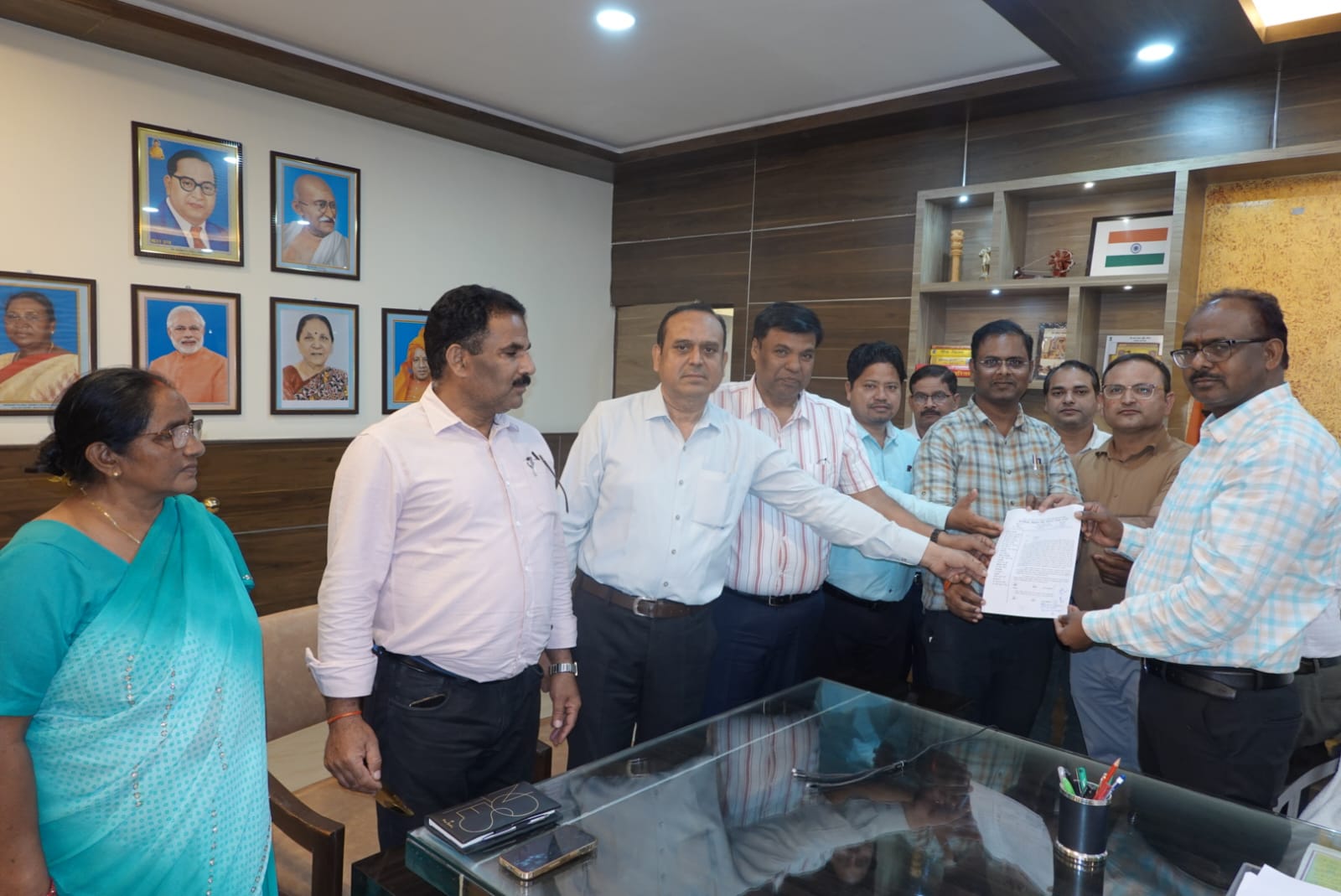 विकास भवन में डीसी मनरेगा पर असलहे के साथ हमला का मामला गर्माया, अधिकारियों में दहशत