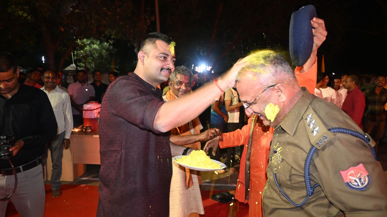 पुलिस लाइन बांदा में पारंपरिक विधि-विधान से हुआ होलिका दहन, अधिकारियों ने दी होली की शुभकामनाएं