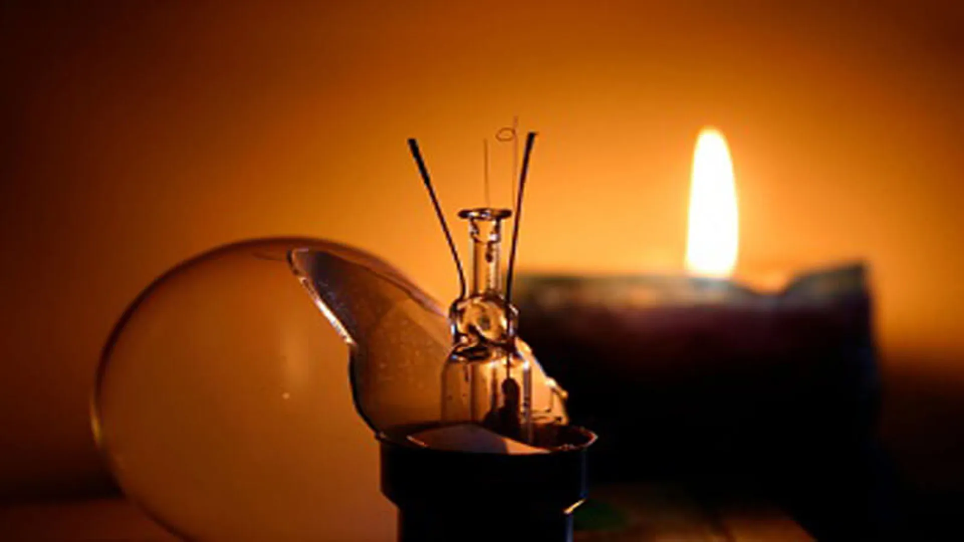 आंधी के कहर से थमी नैनीताल की रफ्तार: 40 घंटे से अंधेरे में डूबा शहर, मोमबत्ती की रोशनी में गुजरी सैलानियों की रात