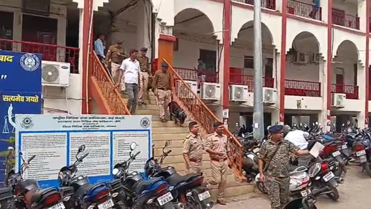 Dhanbad Court को बम से उड़ाने की धमकी, हर गली और कोने में फैला डर का माहौल