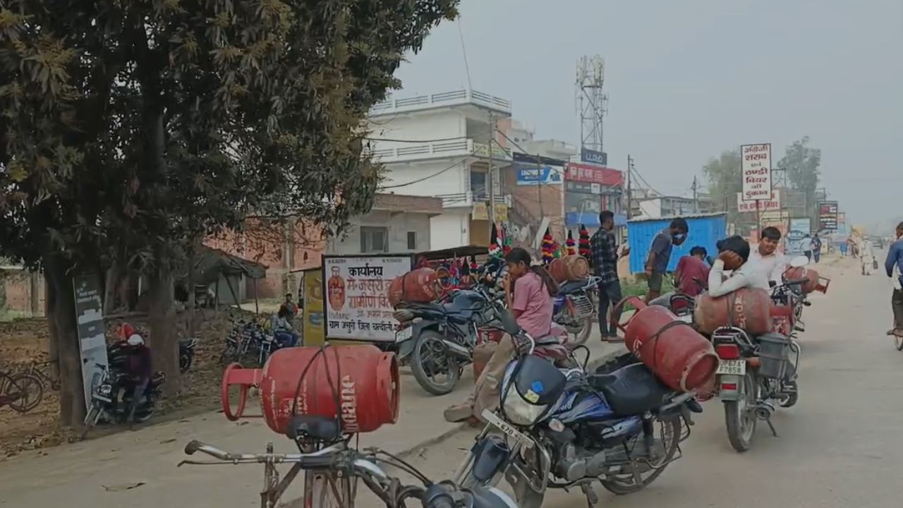 चंदौली में गैस सिलेंडर को लेकर मची भगदड़! एजेंसियों पर लंबी कतारें…क्या सच में खत्म हो रही सप्लाई? जानें सच