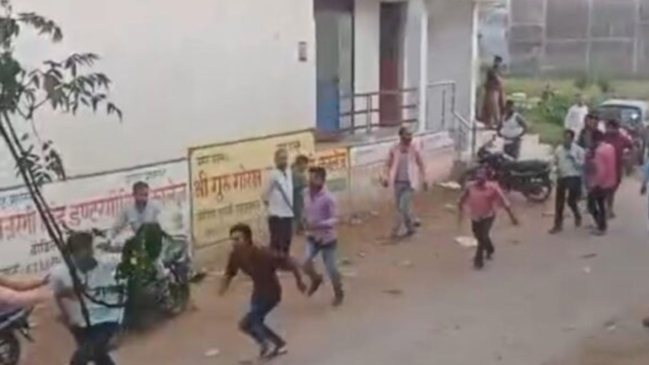 महराजगंज में गैस एजेंसी पर बवाल: ग्राहकों और कर्मचारियों के बीच खूनी झड़प, थाने पर भी हाथापाई; वीडियो वायरल