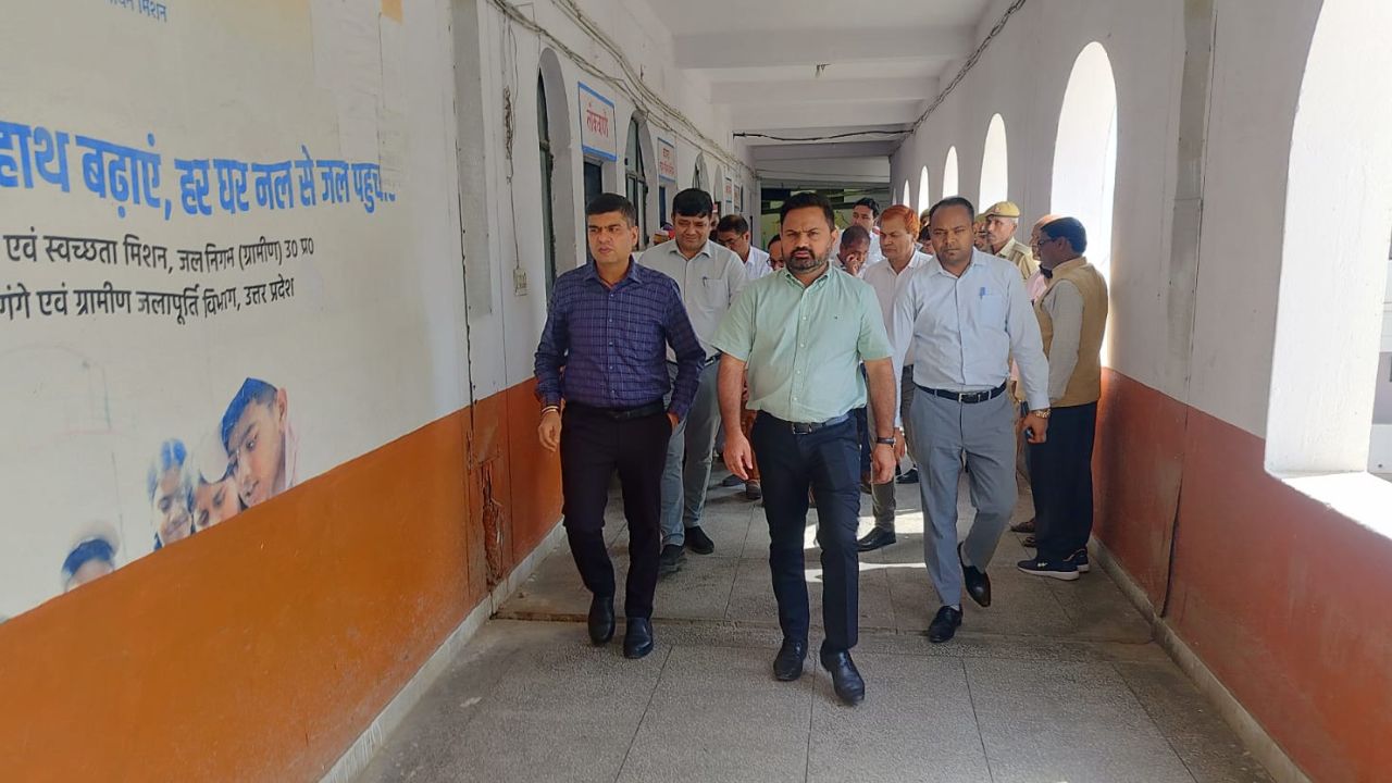 कुशीनगर दौरे पर मंडलायुक्त अनिल ढींगरा, इन मुद्दों को लेकर हुई चर्चा; कहा- कोई कमी मिली तो…