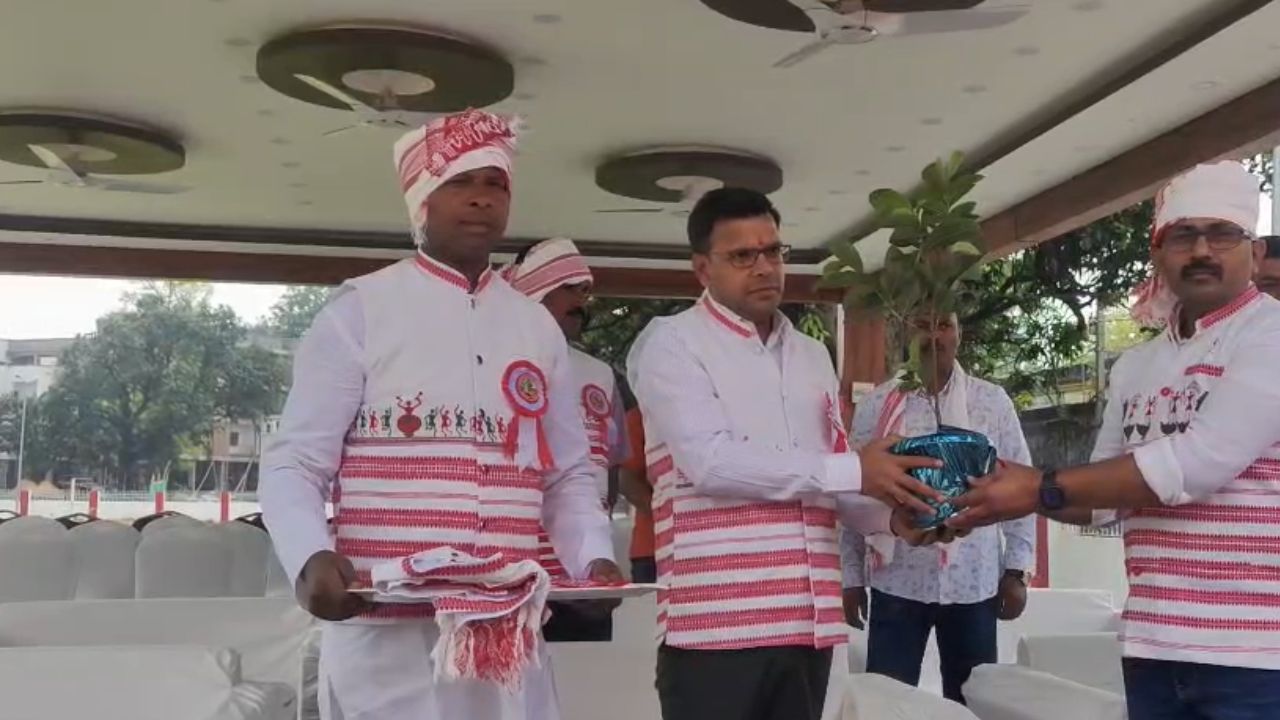 धनबाद पुलिस लाइन में सरहुल की धूम, मांदर बजाते नजर आए SSP प्रभात कुमार