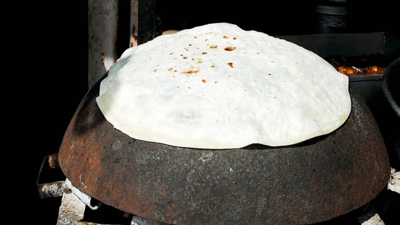 क्या सच में उल्टे तवे पर बनती हैं रोटियां? सच्चाई जानकर चौंक जाएंगे आप!