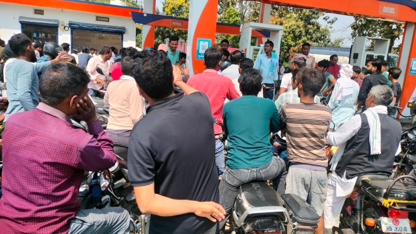 Maharajganj News: सिसवा बाजार में पेट्रोल संकट गहराया, टंकियों पर बढ़ा तनाव; झड़प की आशंका