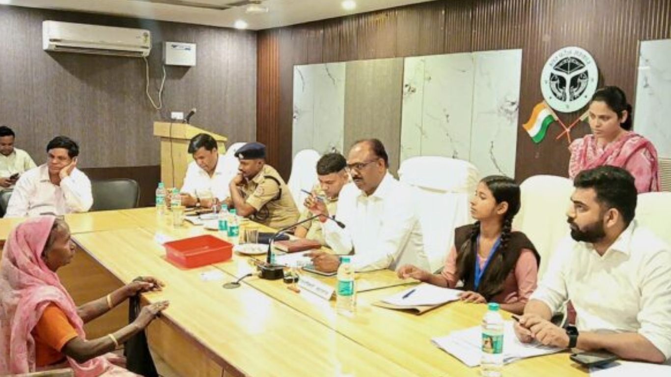 महराजगंज में संपूर्ण समाधान दिवस पर आधा दर्जन अधिकारी गायब, डीएम सख्त; कार्रवाई की लटकी तलवार