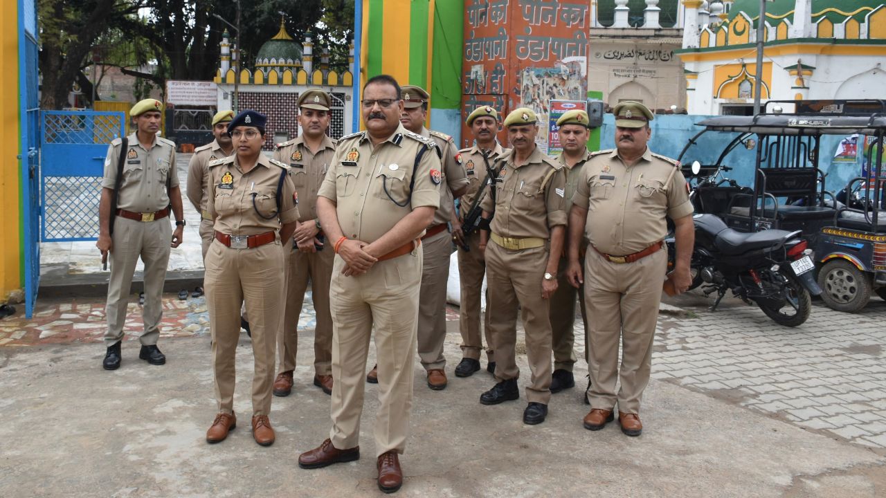 एटा में क्यों अचानक सख्त हुई पुलिस? अलविदा जुमा और नवरात्रि से पहले ड्रोन-सीसीटीवी की निगरानी ने बढ़ाई हलचल