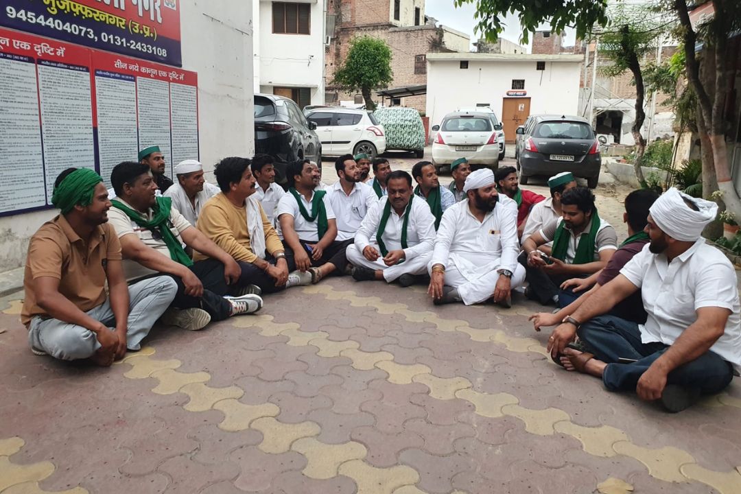 राकेश टिकैत की गिरफ्तारी: मुजफ्फरनगर में किसान धरने पर बैठे, सरकार की दी ये चेतावनी