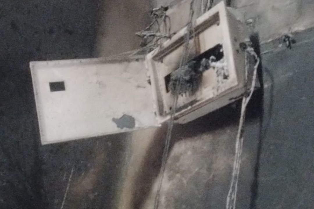 Fire in Ballia: इनवर्टर में शॉर्ट सर्किट से भड़की आग, सिलेंडर भी चपेट में… लपटों ने मचाया तांडव