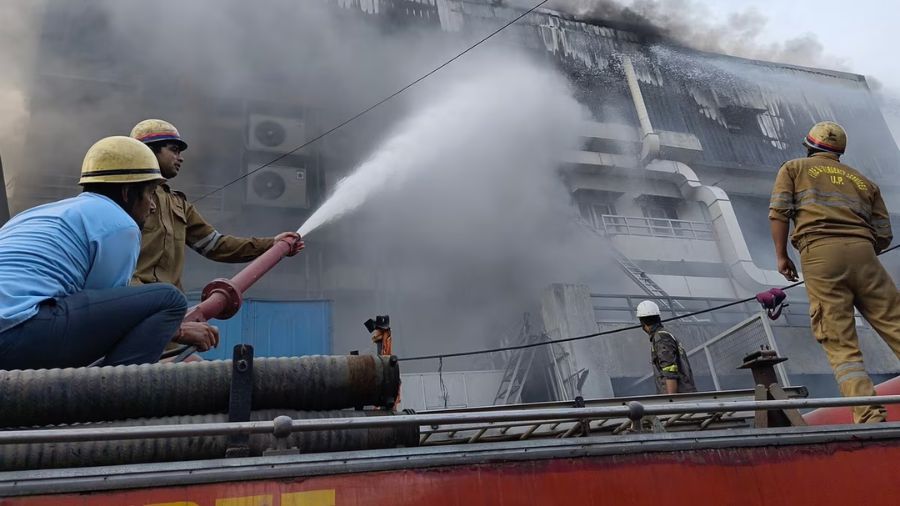 नोएडा में अग्निकांड: इस नामी फैक्ट्री में लगी भीषण आग, अंदर फंसे 200 से ज्यादा लोग; मौके पर तनाव की स्थिति