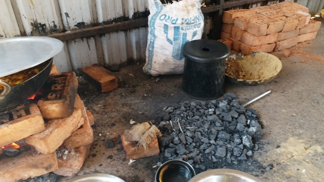 हल्द्वानी में गैस संकट गहराया: मेडिकल कॉलेज में रोटियां बनना हुआ मुश्किल; लकड़ी से बन रहा खाना