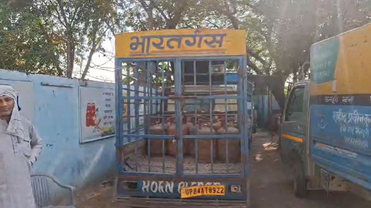 Iran Israel War: युद्ध के बीच मैनपुरी में गैस सिलेंडर को लेकर अफवाह! एजेंसियों पर लगी लंबी कतारें; अब जानें असली सच