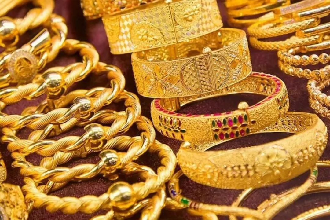 Gold-Silver Price Today: अचानक फीकी पड़ी सोने-चांदी की चमक! क्या अब और गिरेगा भाव?