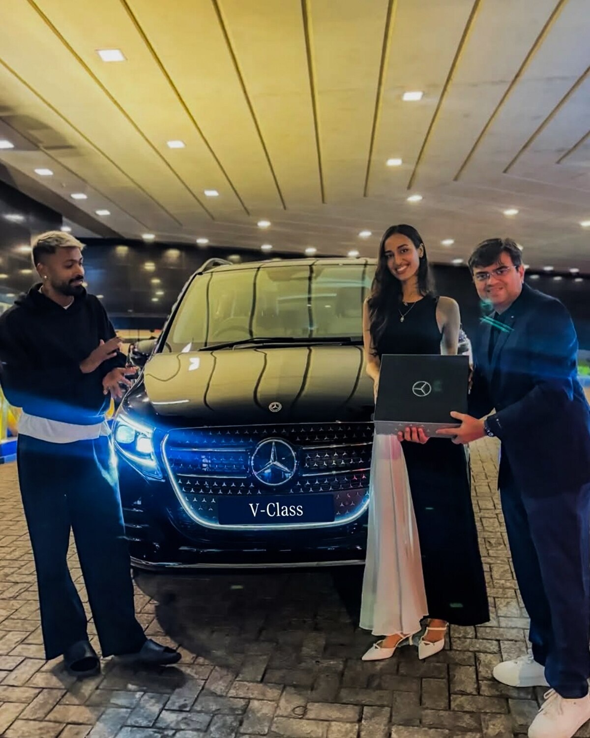 हार्दिक पंड्या ने गर्लफ्रेंड को गिफ्ट की 1.7 करोड़ रुपये की कार