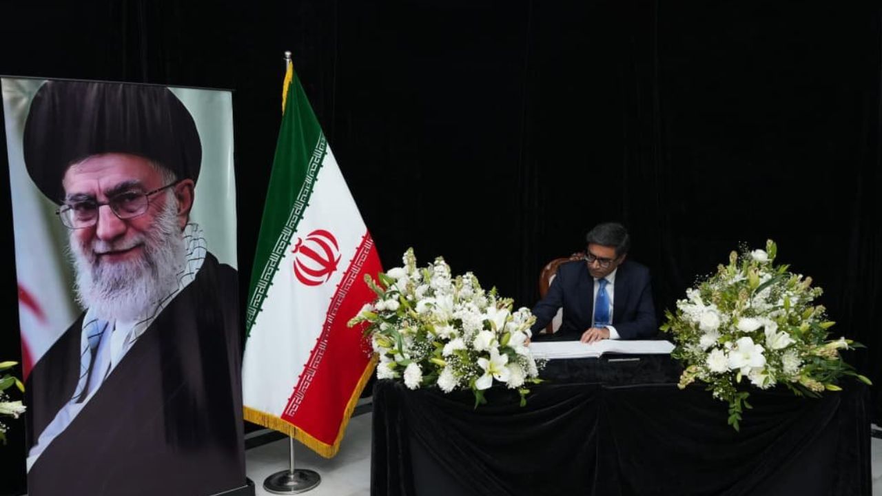 BIG NEWS: खामेनेई की मौत पर आखिरकार सामने आया भारत का बड़ा रुख, विदेश सचिव पहुंचे ईरान दूतावास