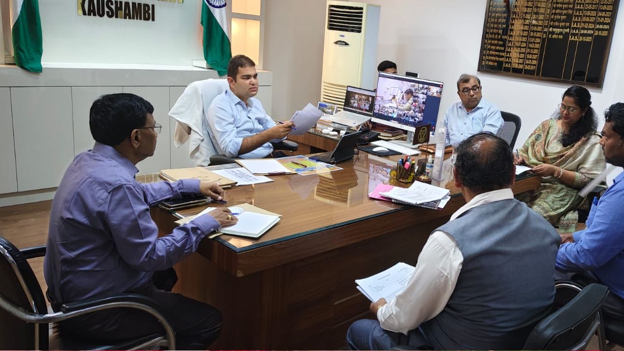 एक्शन मोड में कौशाम्बी डीएम: विकास कार्यों को लेकर अफसरों के साथ की बैठक, कहा- लापरवाही पर होगी कार्रवाई
