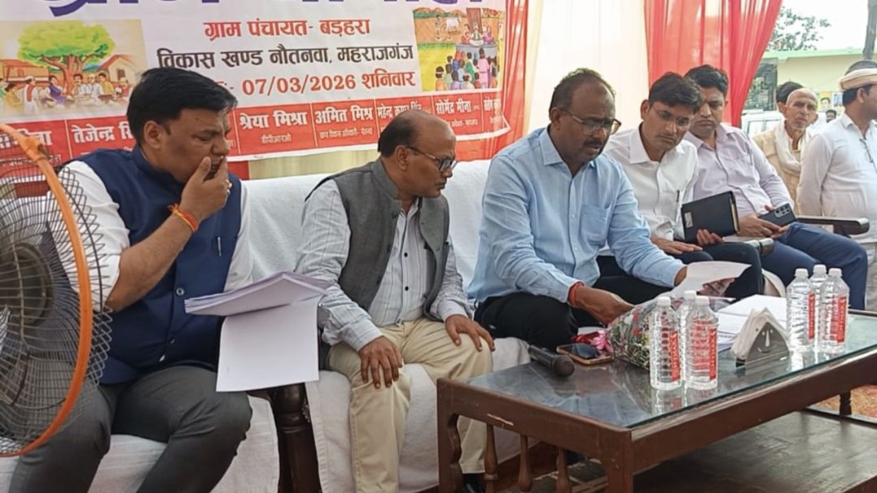 महराजगंज: “गाँव की समस्या गाँव में समाधान” ग्राम चौपाल में डीएम ने ग्रामीणों से किया सीधा संवाद