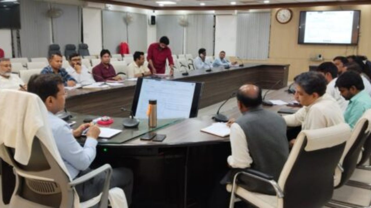 सीएम डैशबोर्ड समीक्षा बैठक में सख्त दिखे CDO, बी-सी ग्रेड योजनाओं पर जताई नाराजगी; अधिकारियों को दी ये चेतावनी