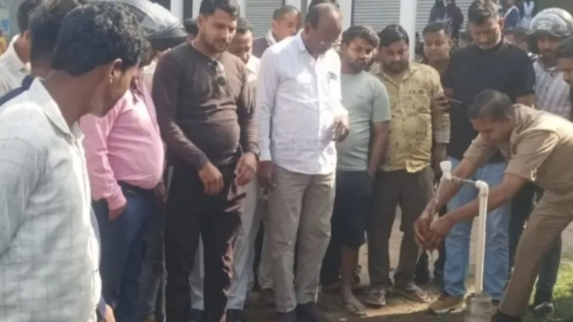 सुबह-सुबह नाले में पड़ा मिला युवक का शव, कोई निशान नहीं… हादसा या साजिश? निचलौल में उठे कई सवाल