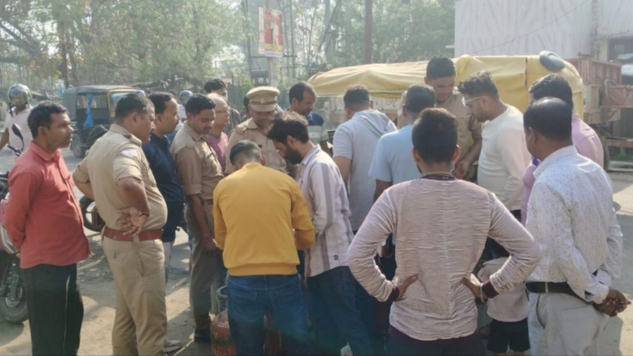 महराजगंज में गैस सिलेंडर की जंग: सड़क पर लाइन लगाने पर पुलिस ने जब्त किए सिलेंडर, मचा हड़कंप