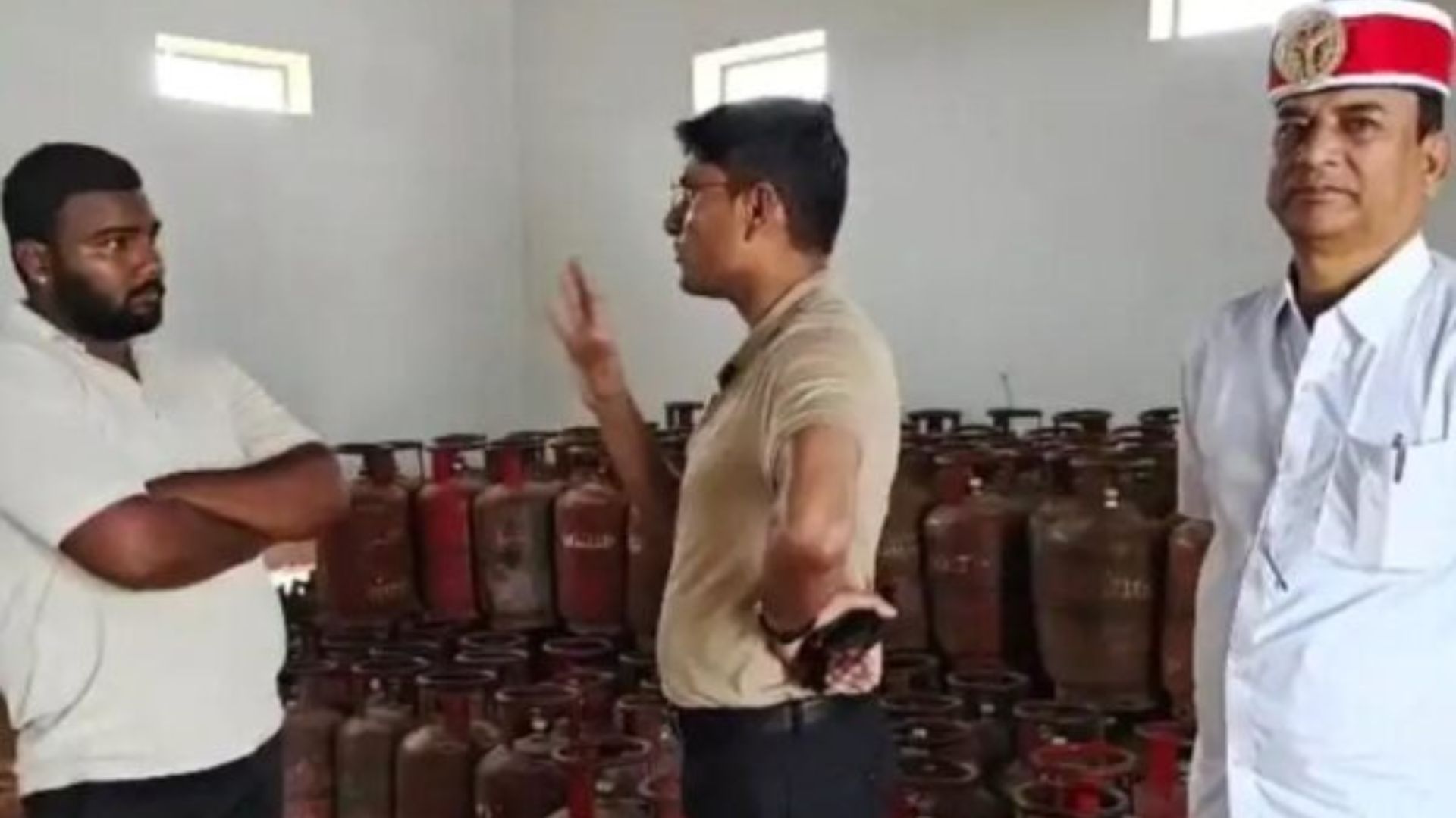 गैस सिलेंडर की कालाबाजारी पर प्रशासन का शिकंजा: सोनौली में SDM ने मारा छापा, गोदाम का खंगाला रिकॉर्ड