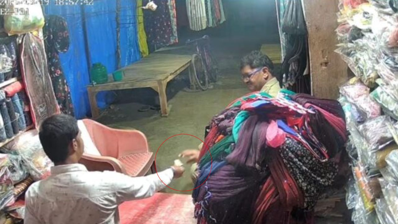 महराजगंज में CCTV में कैद हुई ‘सौदेबाजी’! दरोगा पर रिश्वत लेने का आरोप, वायरल वीडियो से मचा हड़कंप