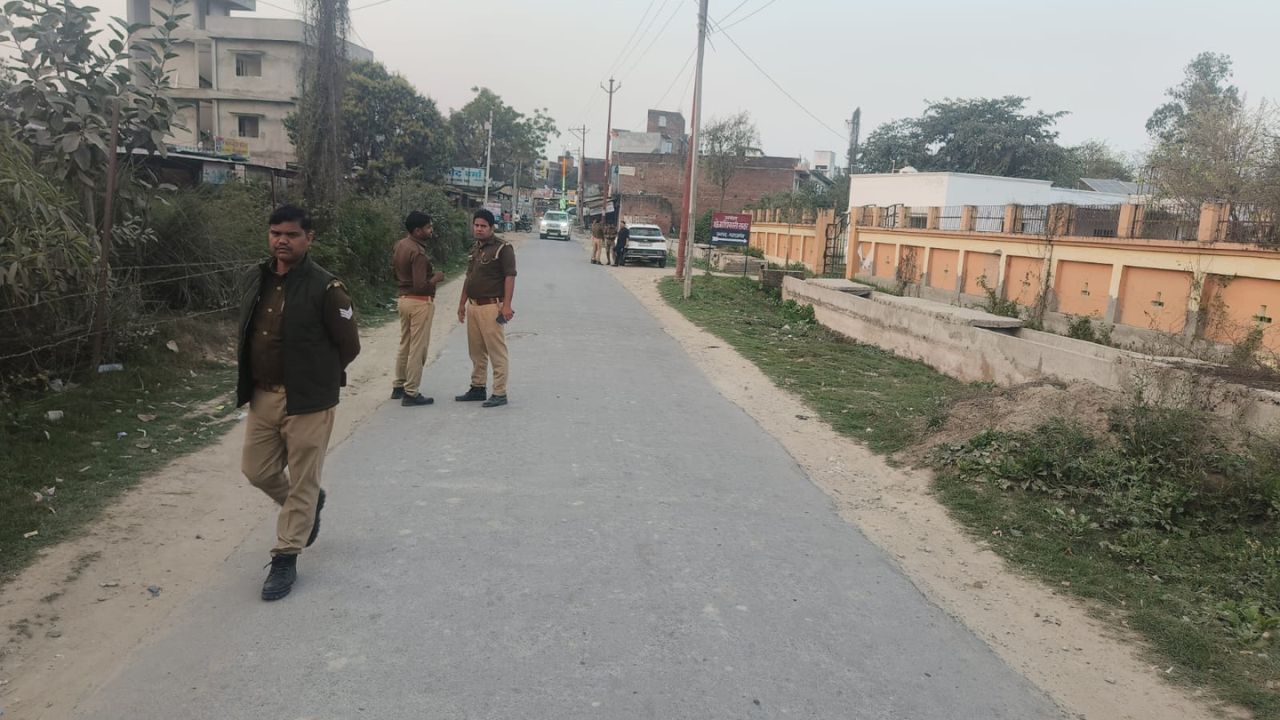 महराजगंज में कोर्ट ले जाते समय पुलिस को चकमा! दुष्कर्म का आरोपी बीच रास्ते से फरार, महकमे में मचा हड़कंप