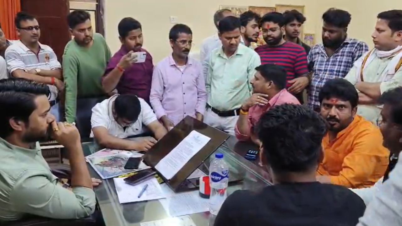 आनंदनगर में दुकानों को लेकर बवाल, 42 दुकानदार धरने पर बैठे, पढ़ें महराजगंज का ये बड़ा मामला