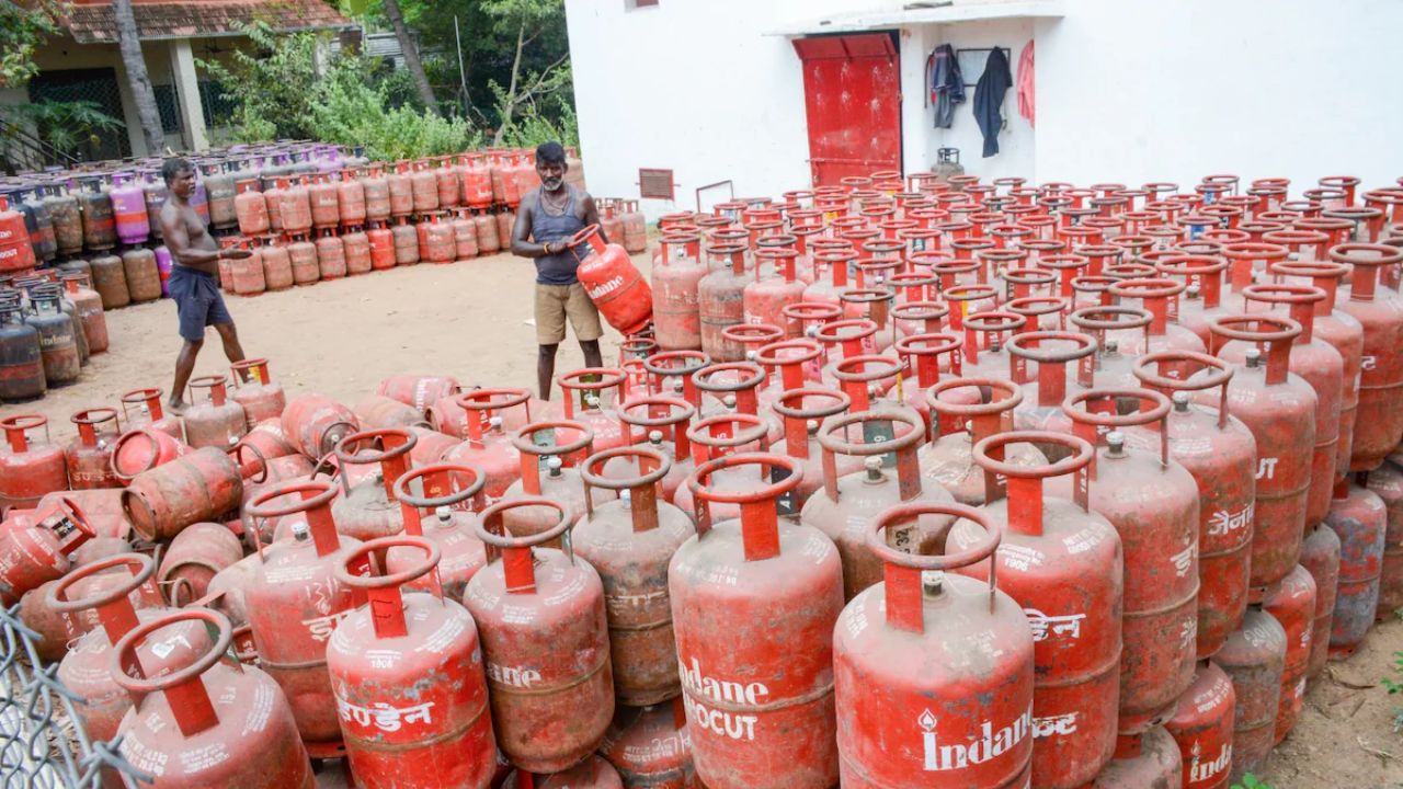LPG Crisis: गैस की किल्लत के बीच पेट्रोलियम मंत्रालय की संयुक्त सचिव का बड़ा बयान, घर पर ही मिलेगा सिलिंडर…