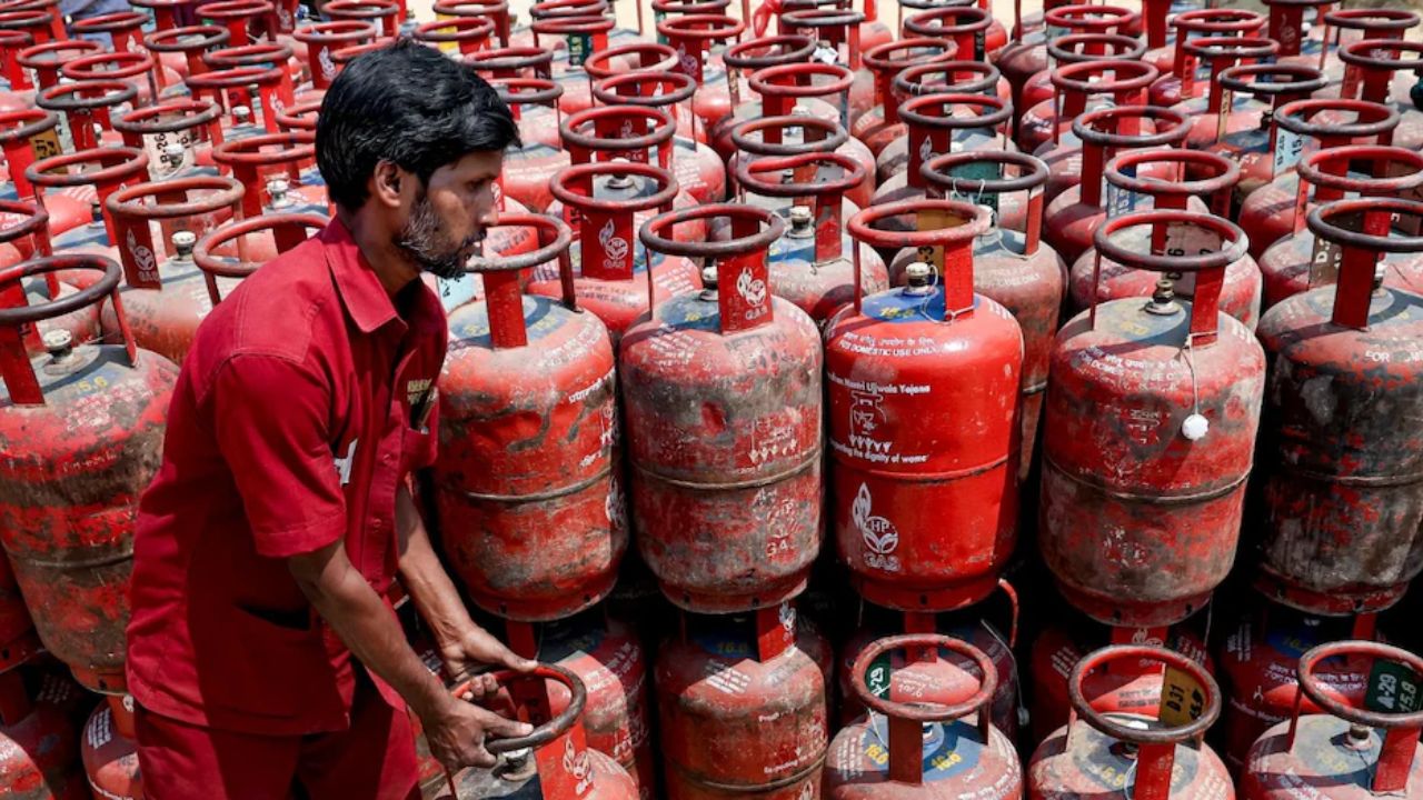 LPG Crisis: क्या भारत में गैस सिलेंडरों की कमी आने वाली है? पढ़ें खास रिपोर्ट
