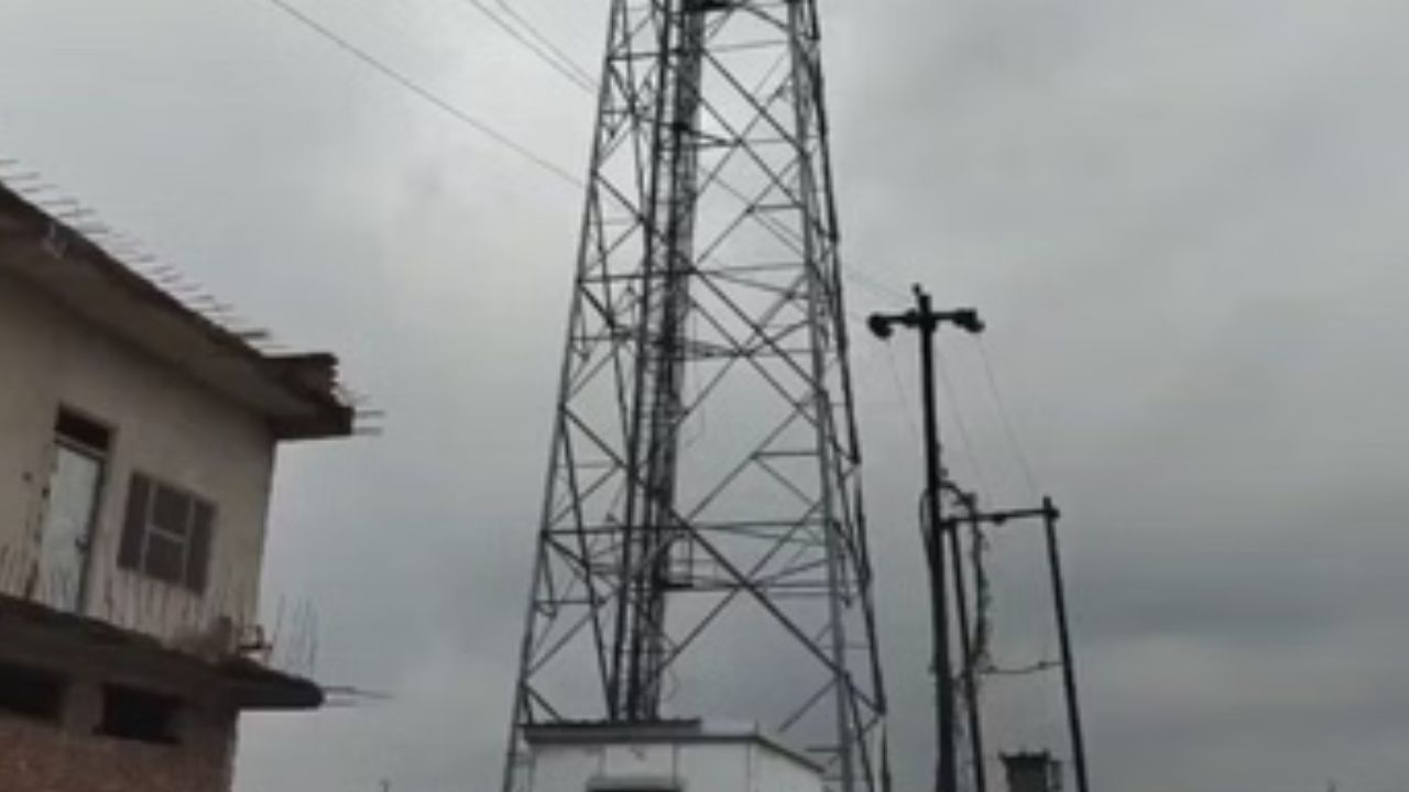 सोनभद्र का धर्मेंद्र! बसंती के लिए टावर पर चढ़ा आशिक, ड्रामा देखकर पुलिस के उड़े होश, जानें अंत में क्या हुआ?