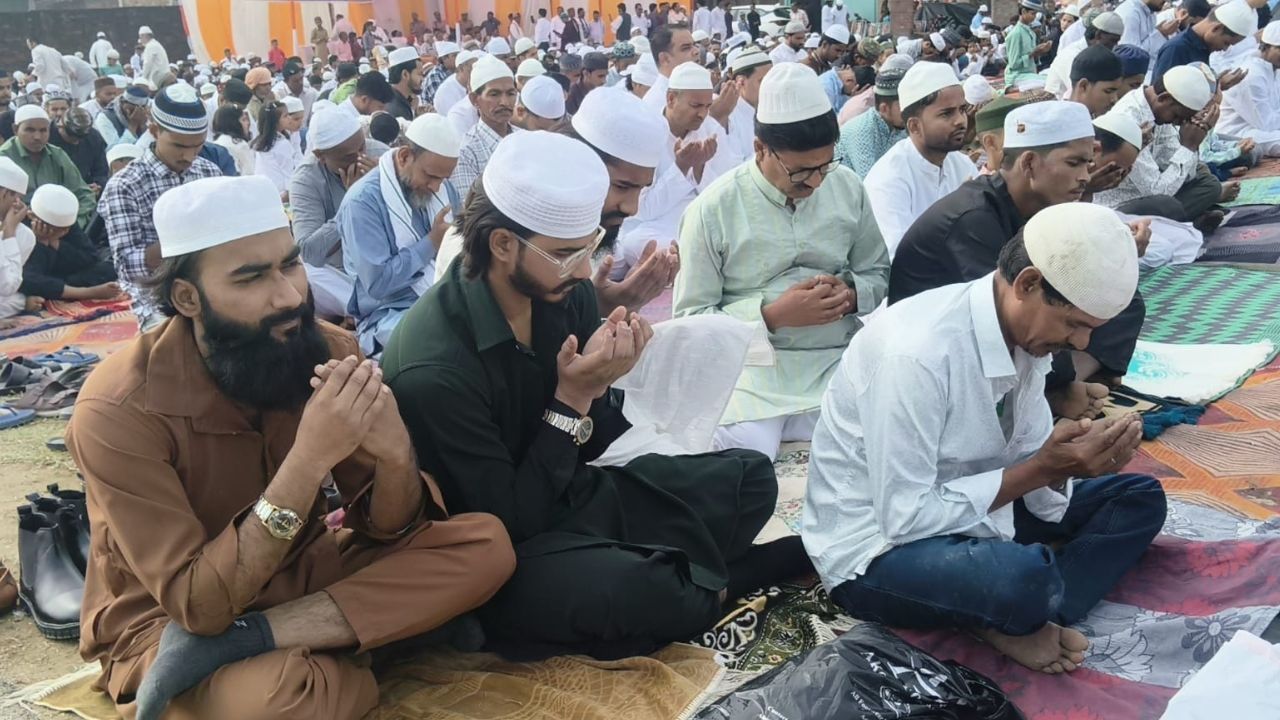 यूपी में ईद पर भाईचारे की मिसाल: कहीं नमाजियों पर पुष्प वर्षा तो कहीं अमन-चैन की दुआ, कई जिलों से आई दिल जीतने वाली तस्वीरें