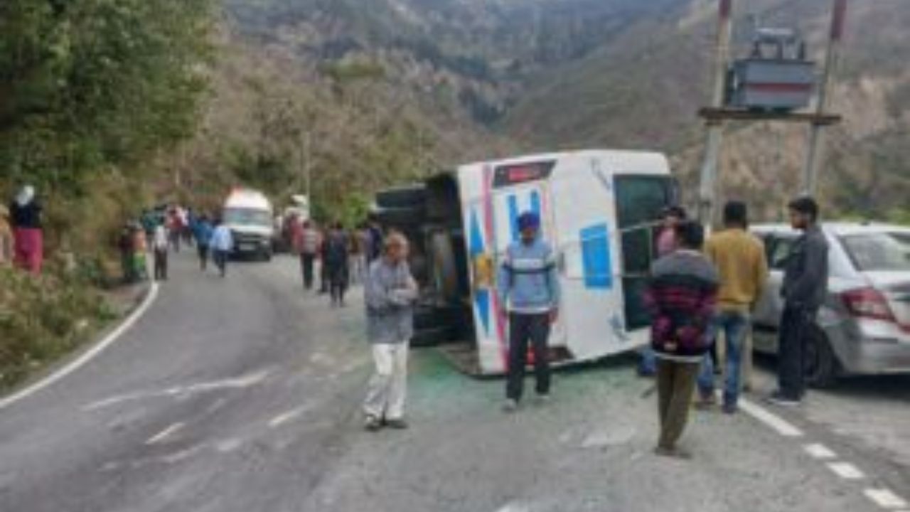 नैनीताल में सुबह सुबह मची चीख पुकार, यात्रियों की बस पलटी, एक की मौत कई घायल