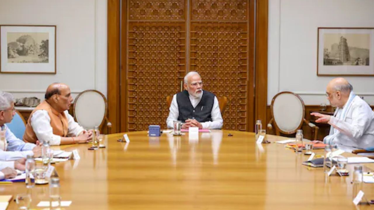 पश्चिम एशिया में भड़की आग पर दिल्ली में हाई अलर्ट! जानें PM की सीक्रेट CCS मीटिंग में क्या हुआ फैसला?