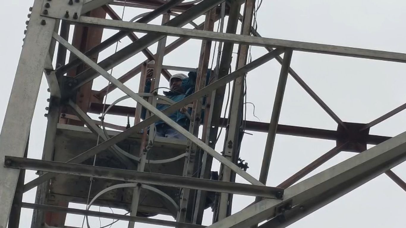 बदायूं में हाई-वोल्टेज ड्रामा: न्याय नहीं मिलने पर पूर्व सभासद मोबाइल टावर पर चढ़े, जानें पूरा मामला?