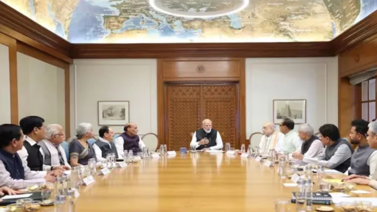 जंग का असर भारत तक, मोदी सरकार ने जमाखोरी और सप्लाई संकट पर कसा शिकंजा, मंत्रियों संग बनाई बड़ी रणनीति